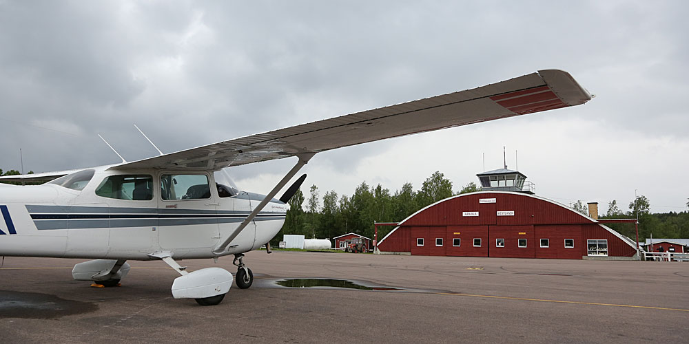 Cessna vid hangar