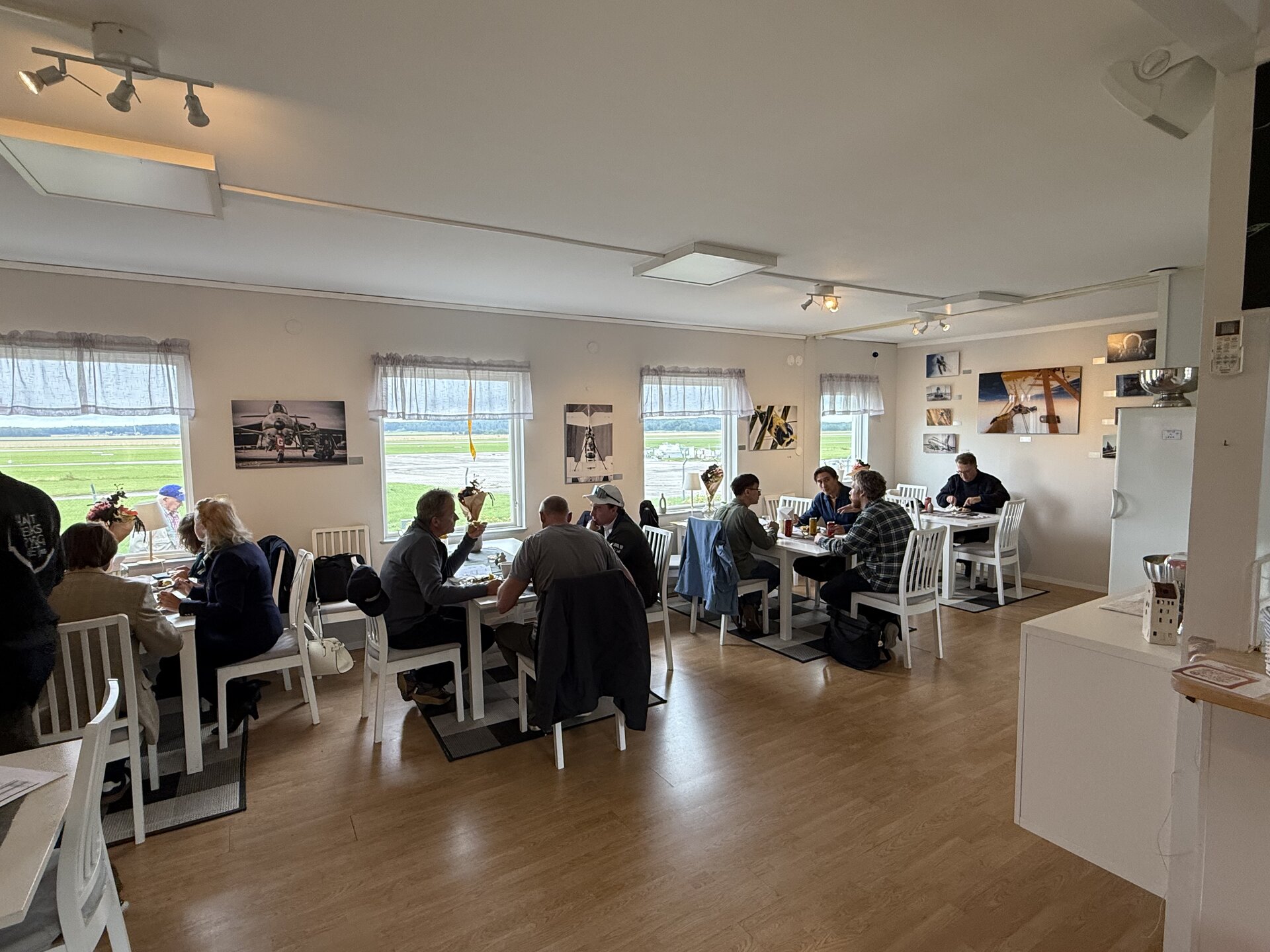 Flygcaféet med utsikt över flygfältet