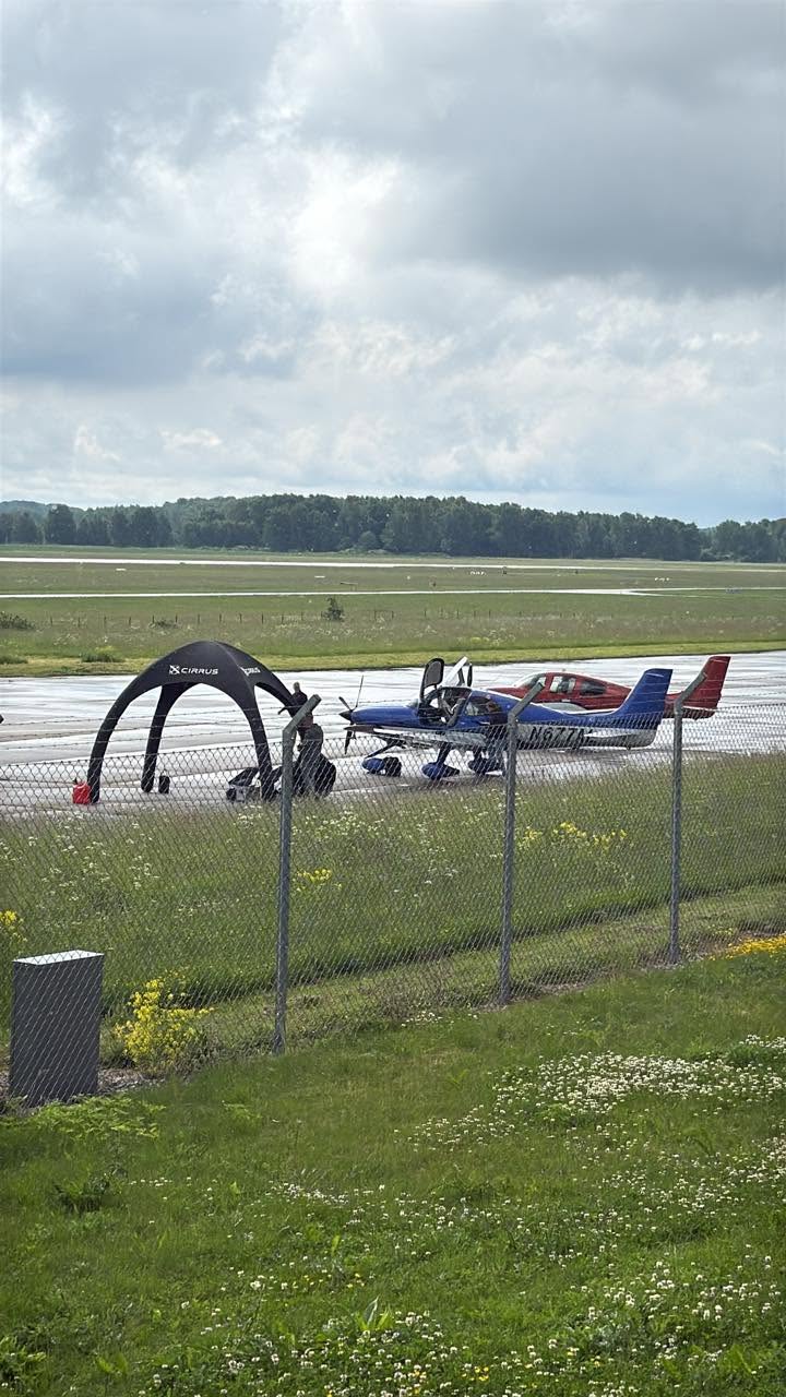 Cirrus SR22 på plattan med Cirrus-tält