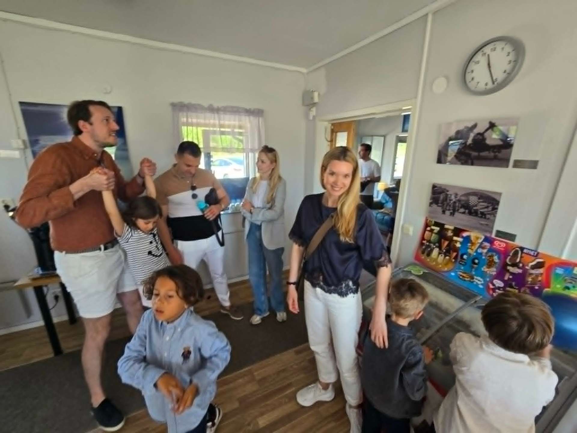Familjer som umgås i Flygcaféet på Hässlö