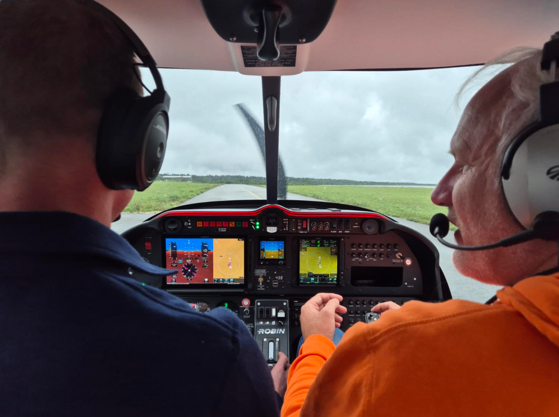 Cockpit i en Robin med glascockpit under taxning