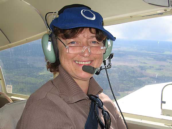Kvinnlig pilot i cockpit