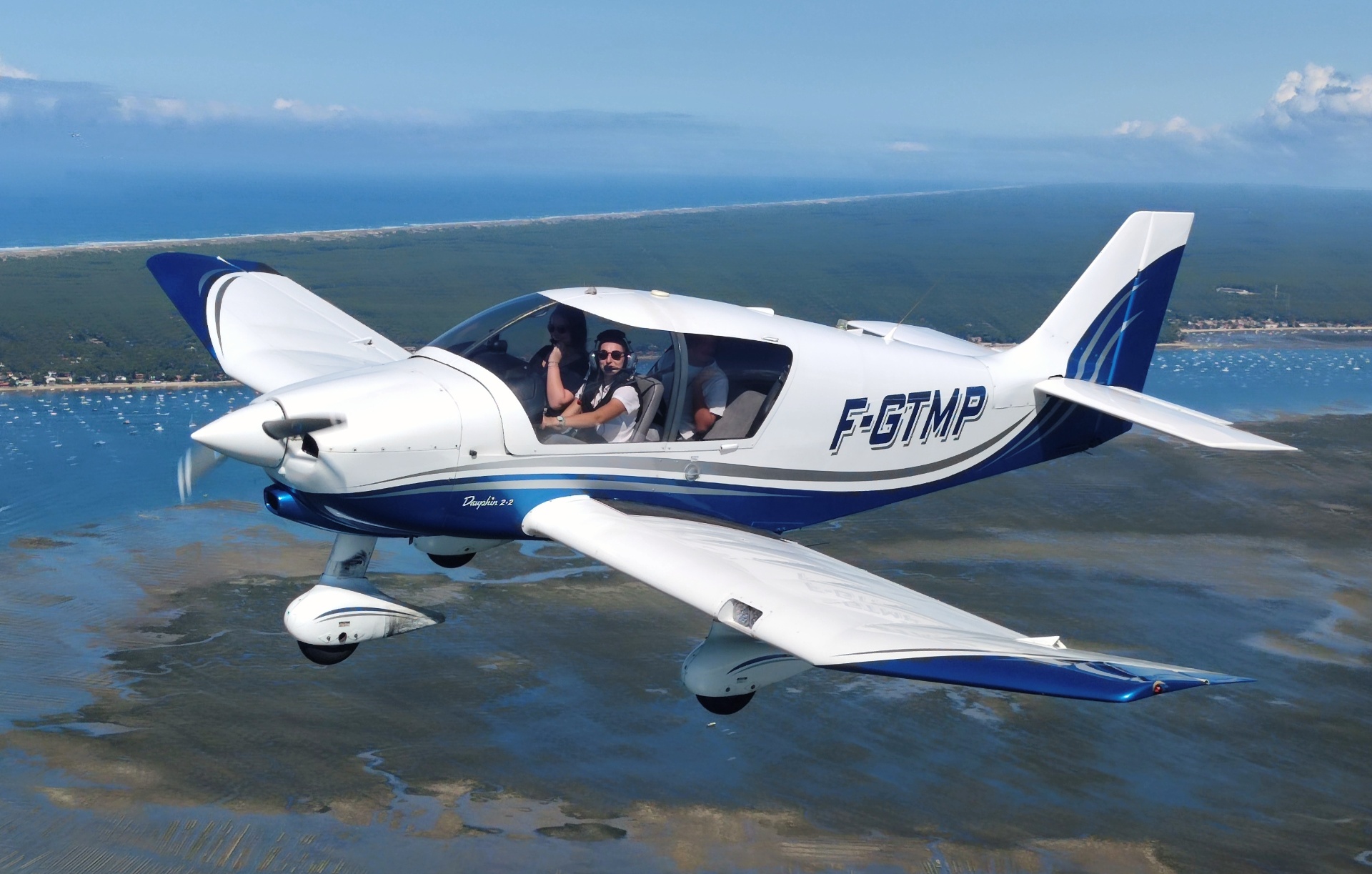 Robin DR400 Dauphin (F-GTMP) i luften över kusten