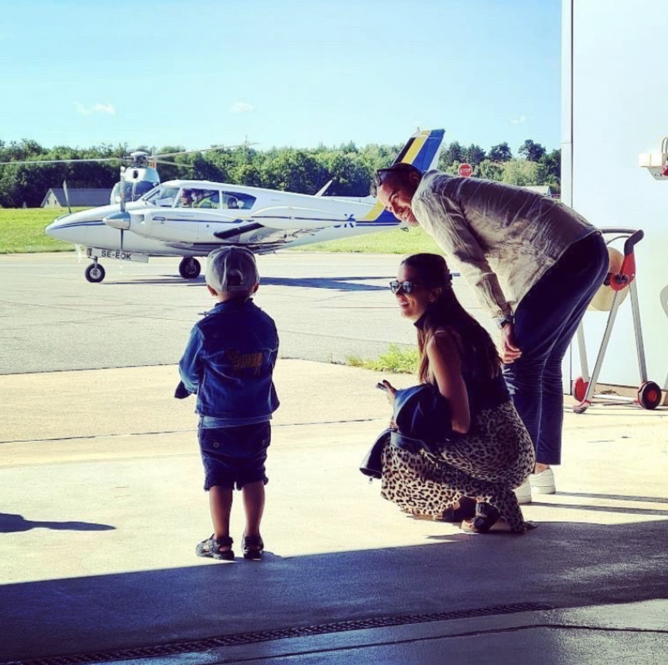 Familj möter flygplan på Minutdagen