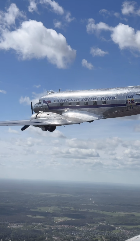 DC-3 från Scandinavian Airlines System i luften
