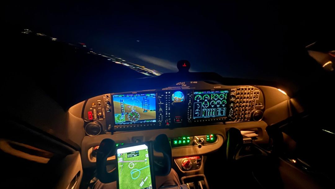Glascockpit med G1000 NXi under nattflygning