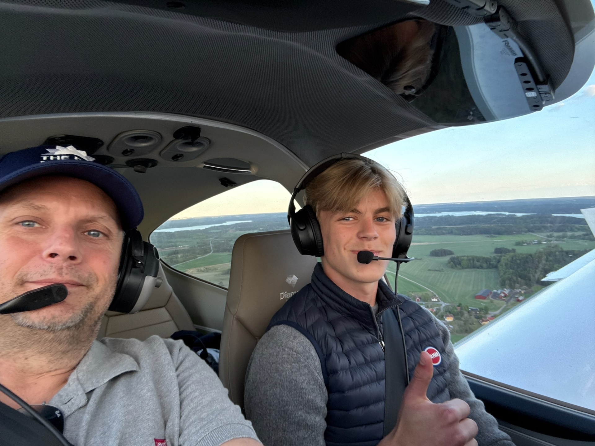 Instruktör och elev i cockpit över Mälaren