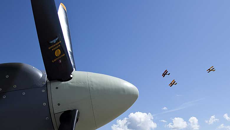 Veteranflygplan i formation