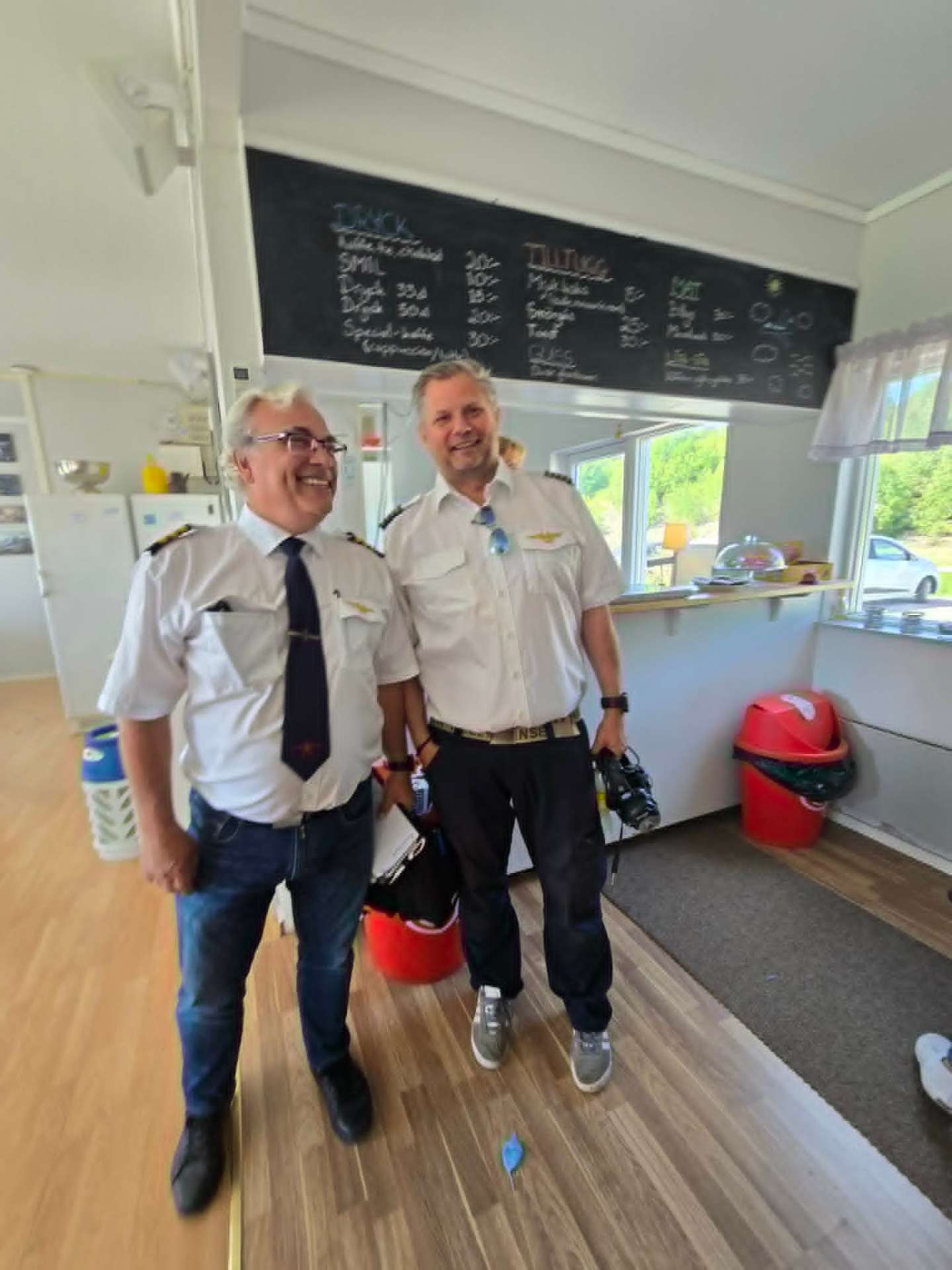 Två piloter i uniform i klubbhuset