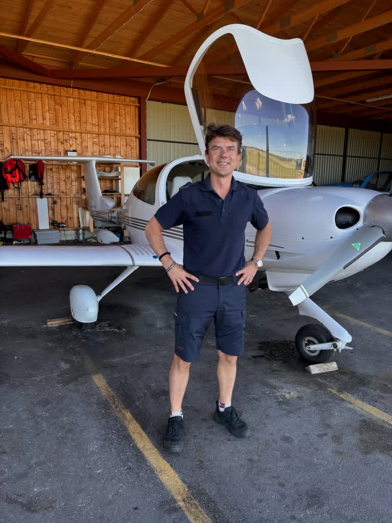 Christoffer von Berens framför flygplanet efter sin första EK-flygning