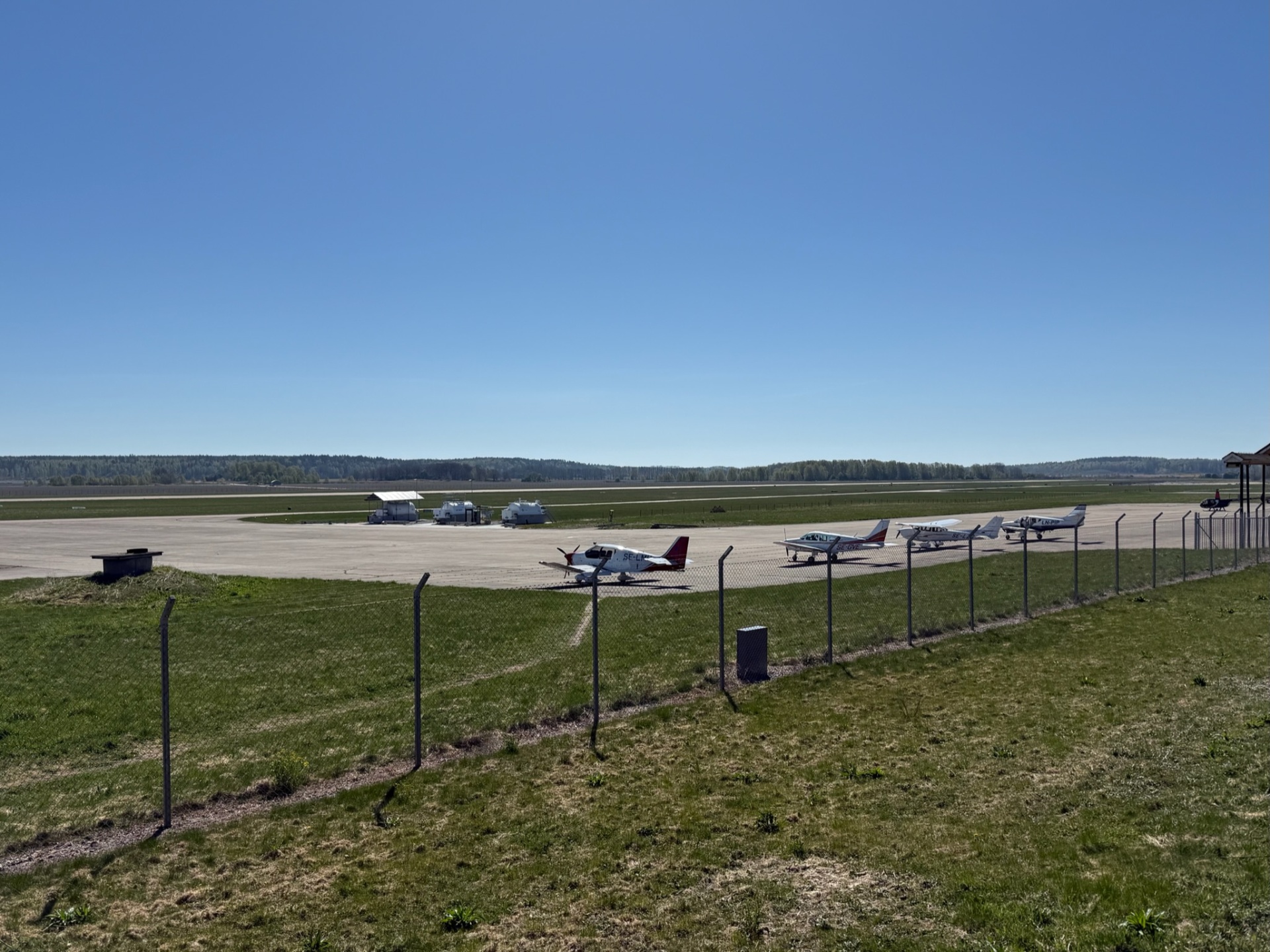 Flygplan uppställda på rampen vid Stockholm-Västerås Flygplats