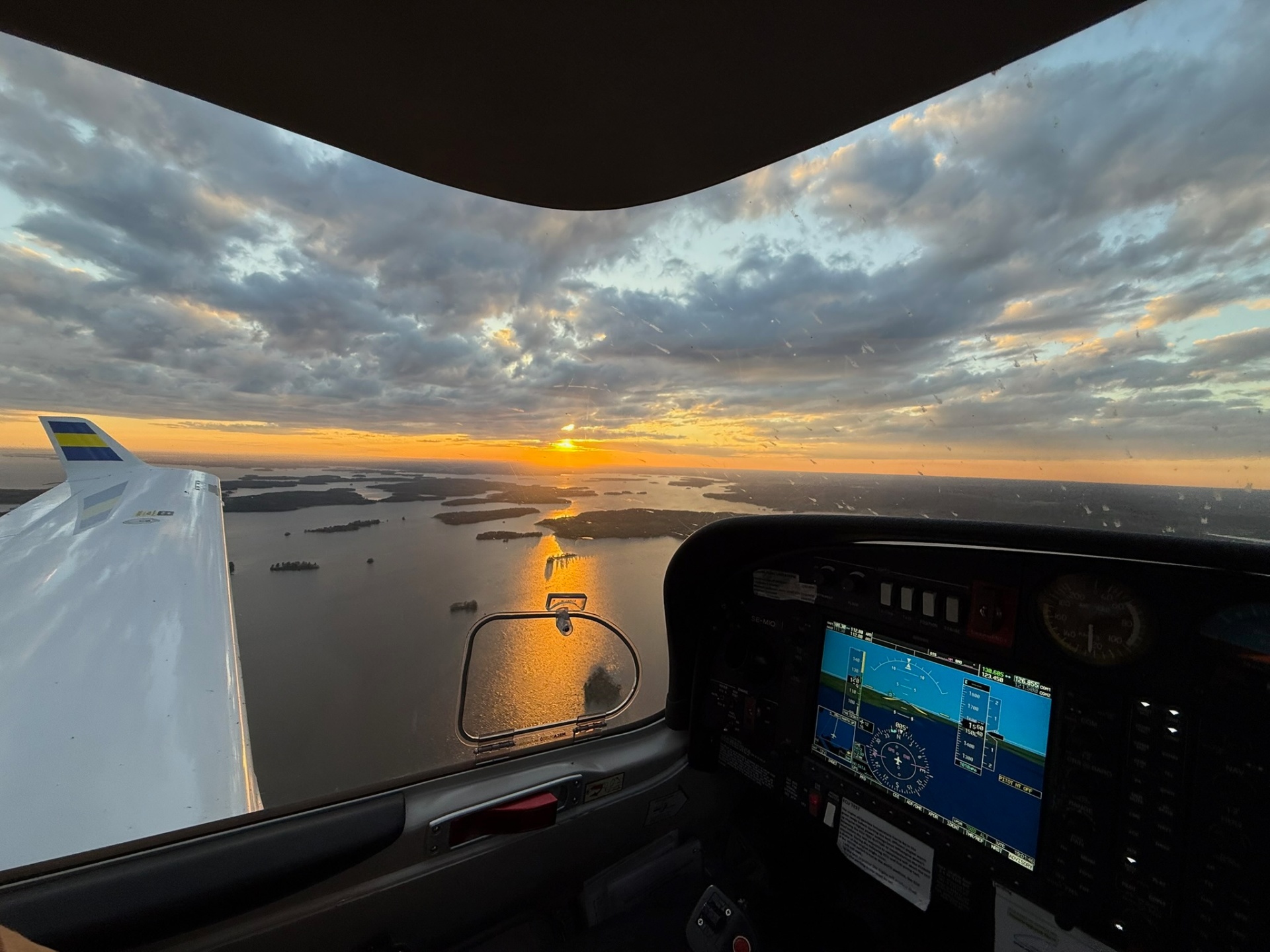 Solnedgång över Mälaren från cockpit