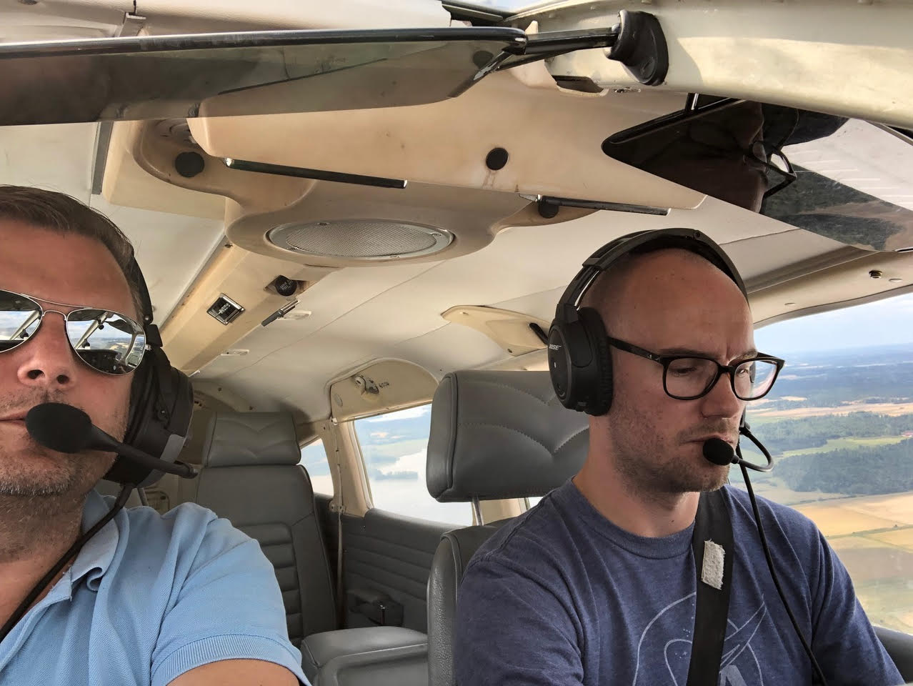 Elev och instruktör i cockpit