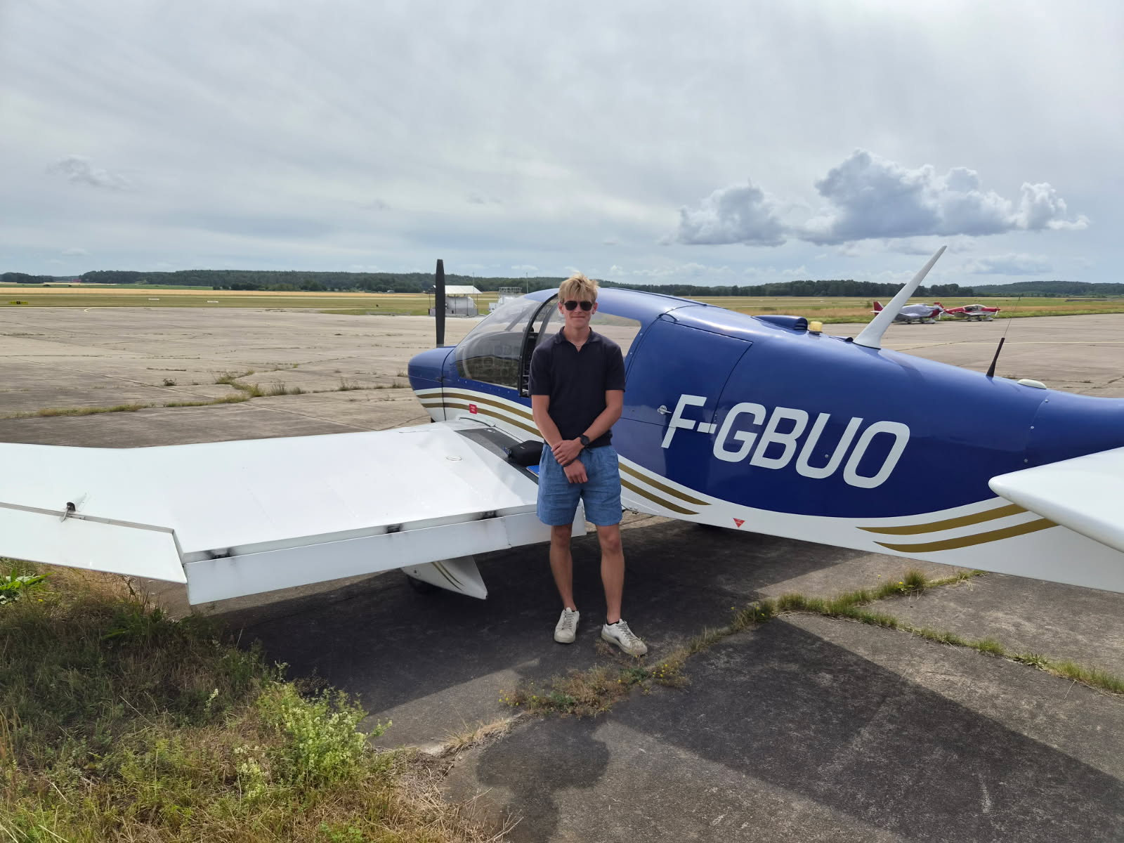 Oskar Halfwordson framför flygplanet efter sin första EK-flygning