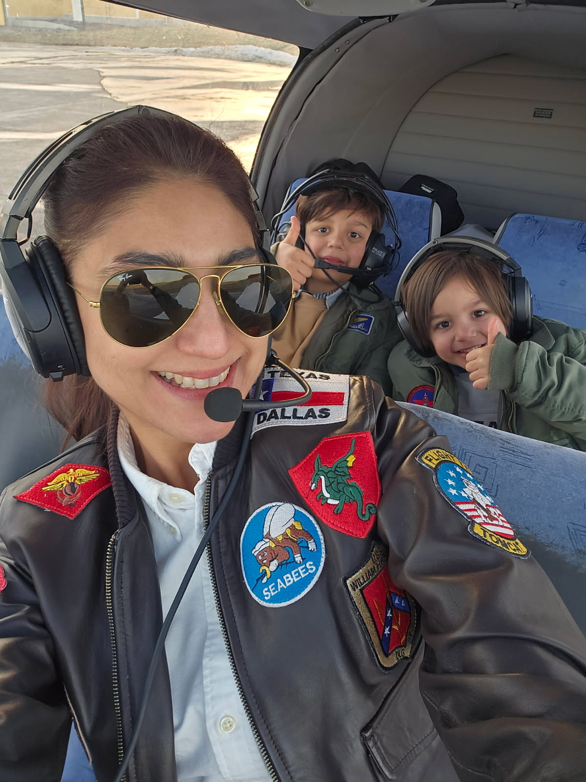 Sabina Henriksson i cockpit med sina barn