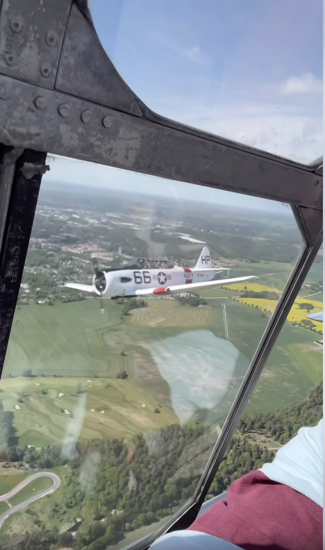 Warbird i formationsflygning sett från cockpit
