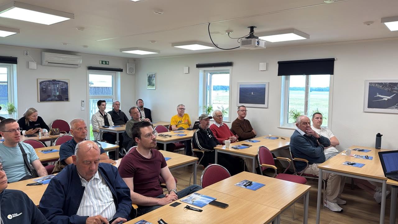Fullsatt konferensrum under föreläsningen